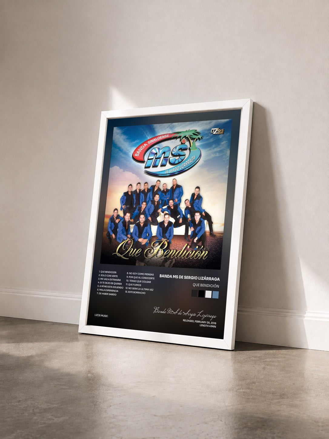 #blanc Tableau de l'album Que Bendición de Banda MS de Sergio Lizárraga vu de trois quarts, cadre blanc