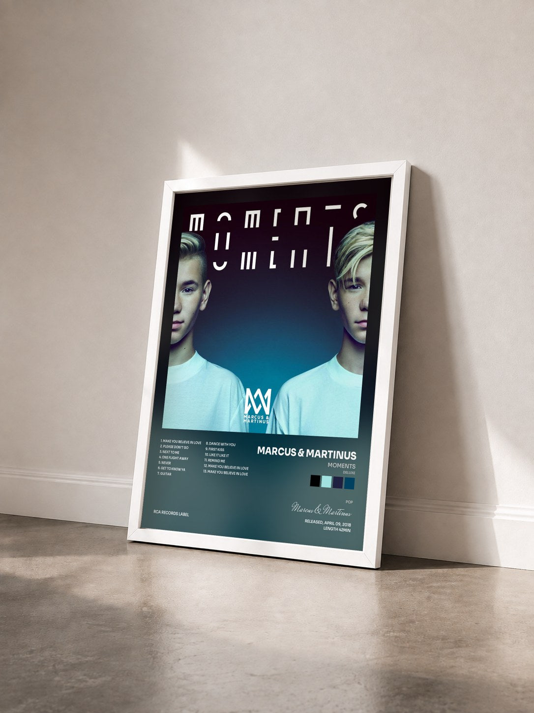 #blanc Tableau de l'album Moments (Deluxe) de Marcus & Martinus vu de trois quarts, cadre blanc