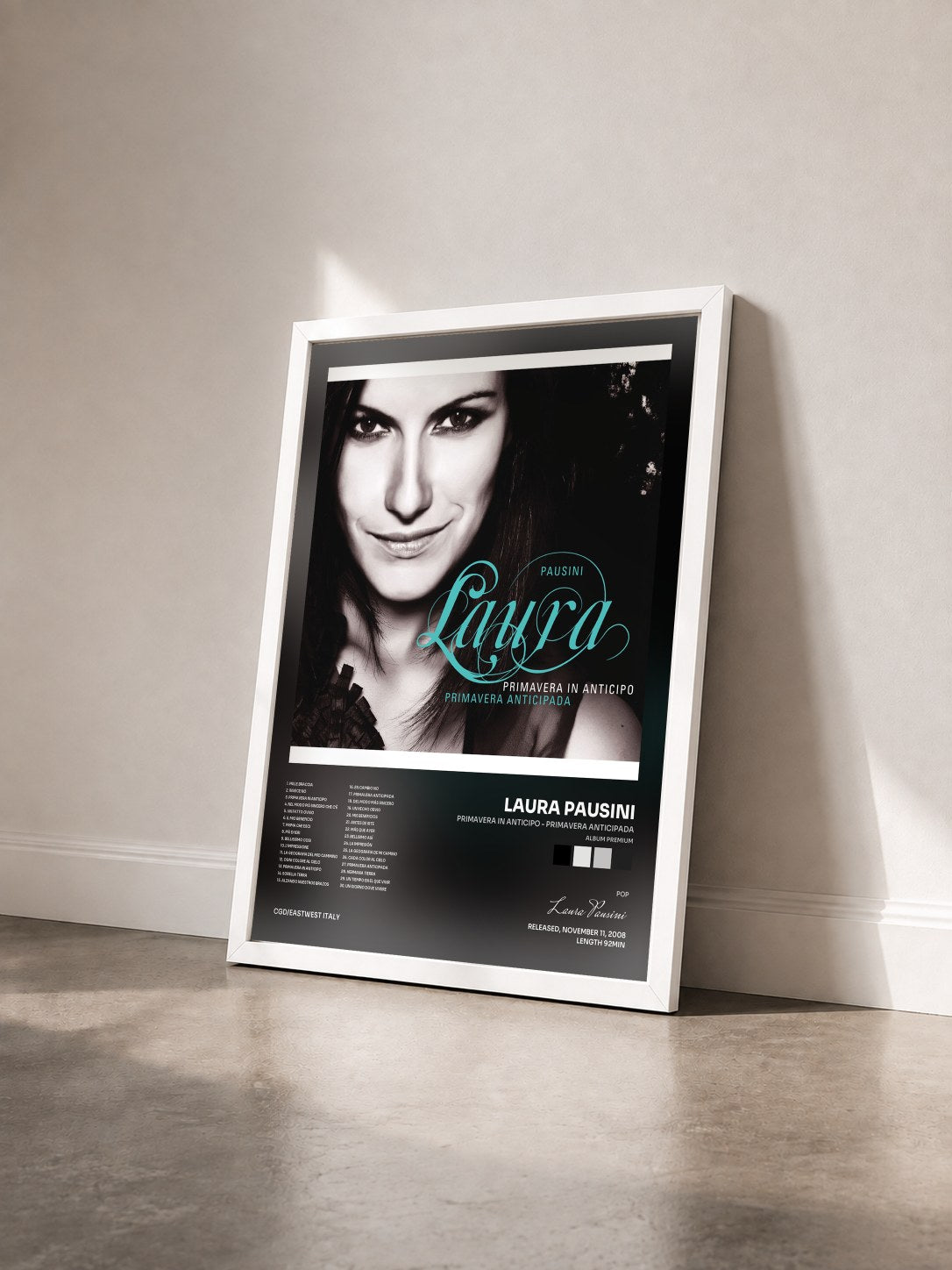#blanc Tableau de l'album Primavera in anticipo - Primavera anticipada (Album Premium) de Laura Pausini vu de trois quarts, cadre blanc