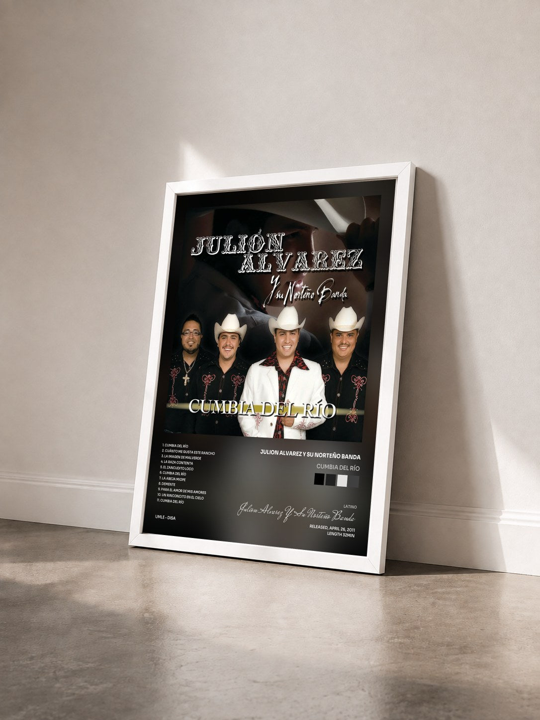 #blanc Tableau de l'album Cumbia Del Río de Julion Alvarez Y Su Norteño Banda vu de trois quarts, cadre blanc