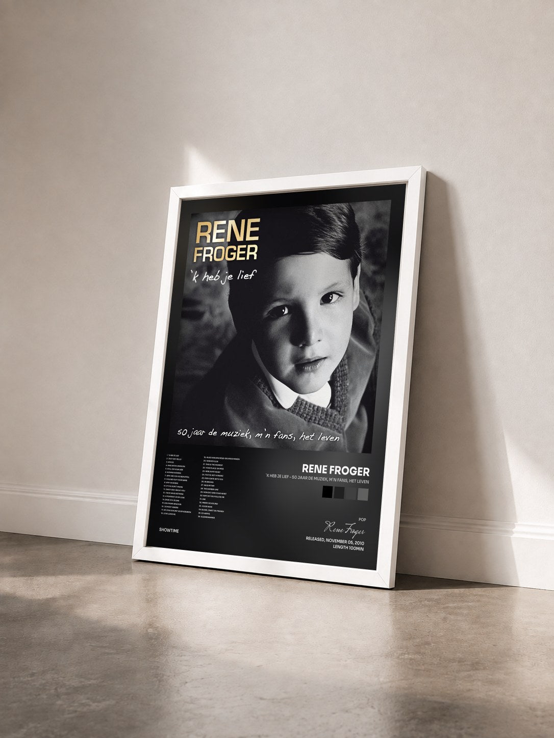 #blanc Tableau de l'album `K Heb Je Lief - 50 jaar de muziek, M`n fans, het leven de Rene Froger vu de trois quarts, cadre blanc