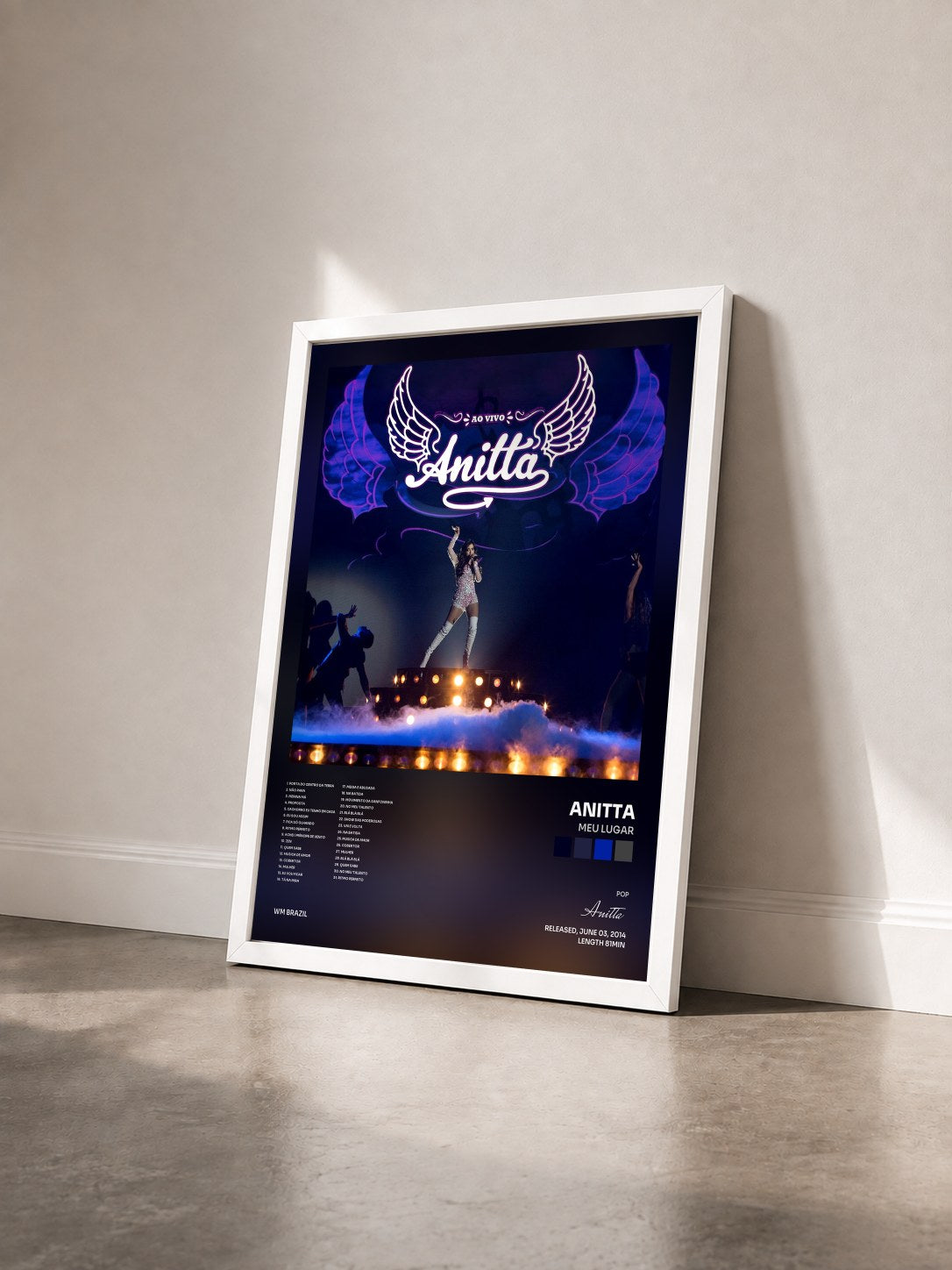#blanc Tableau de l'album Meu Lugar de Anitta vu de trois quarts, cadre blanc