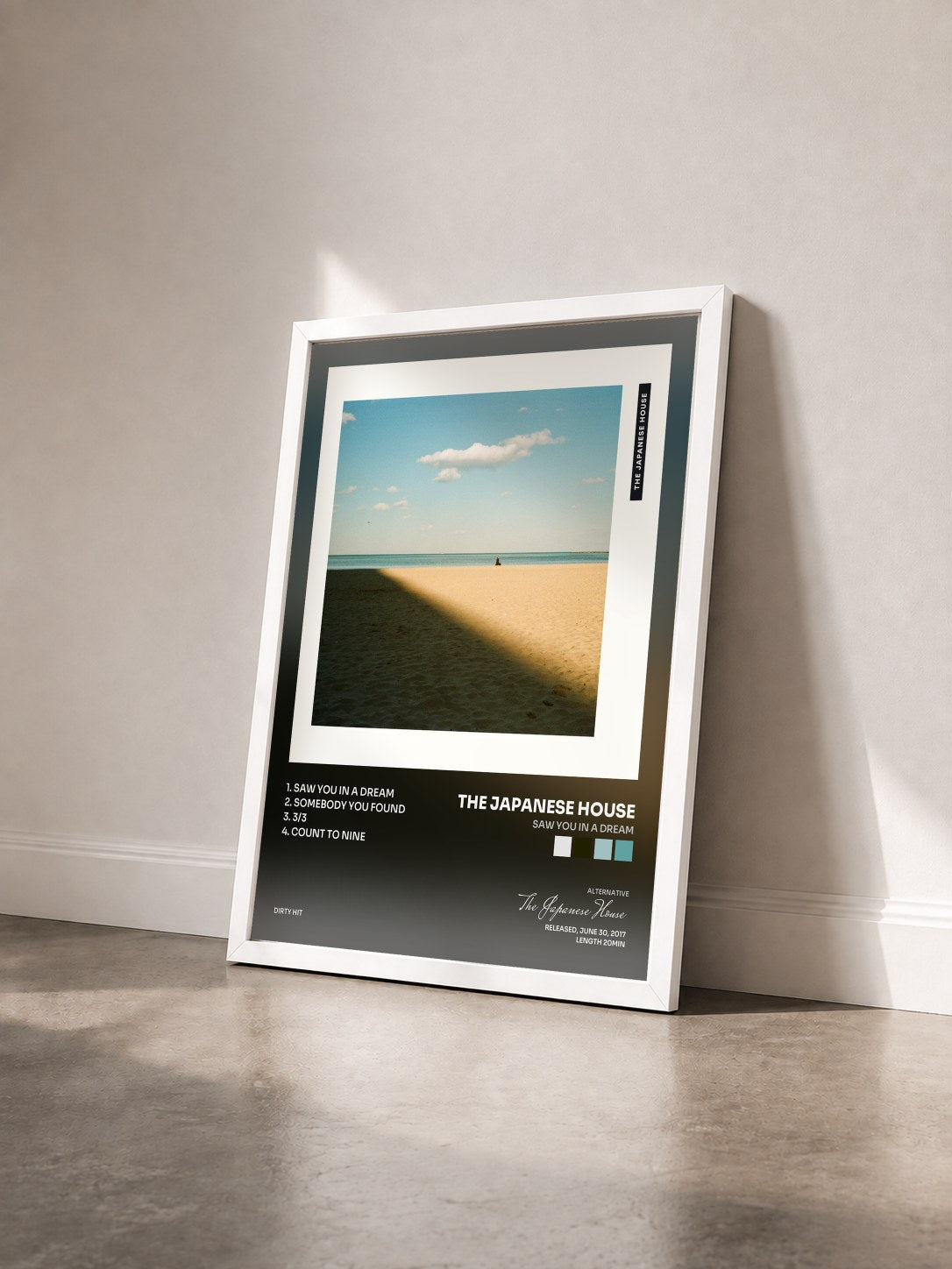 #blanc Tableau de l'album Saw You in a Dream de The Japanese House vu de trois quarts, cadre blanc