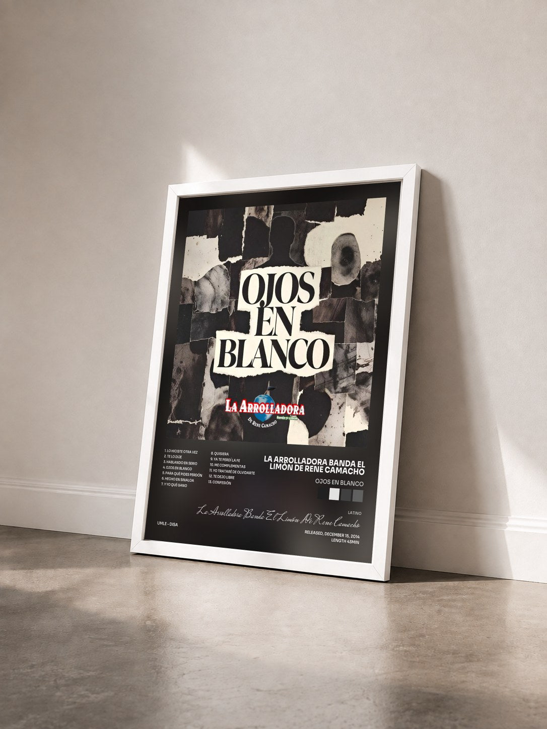 #blanc Tableau de l'album Ojos En Blanco de La Arrolladora Banda El Limón De Rene Camacho vu de trois quarts, cadre blanc