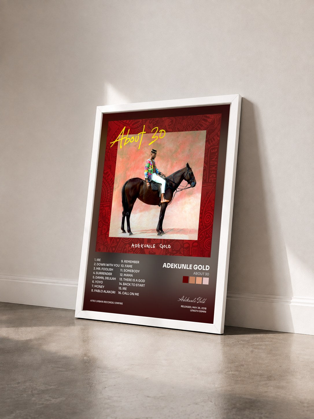 #blanc Tableau de l'album About 30 de Adekunle Gold vu de trois quarts, cadre blanc