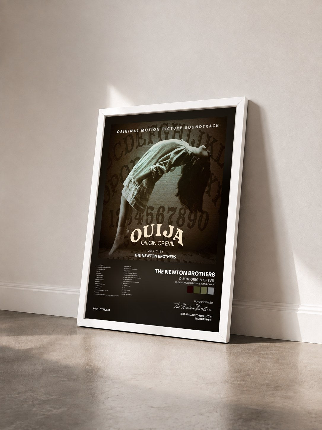#blanc Tableau de l'album Ouija: Origin of Evil (Original Motion Picture Soundtrack) de The Newton Brothers vu de trois quarts, cadre blanc