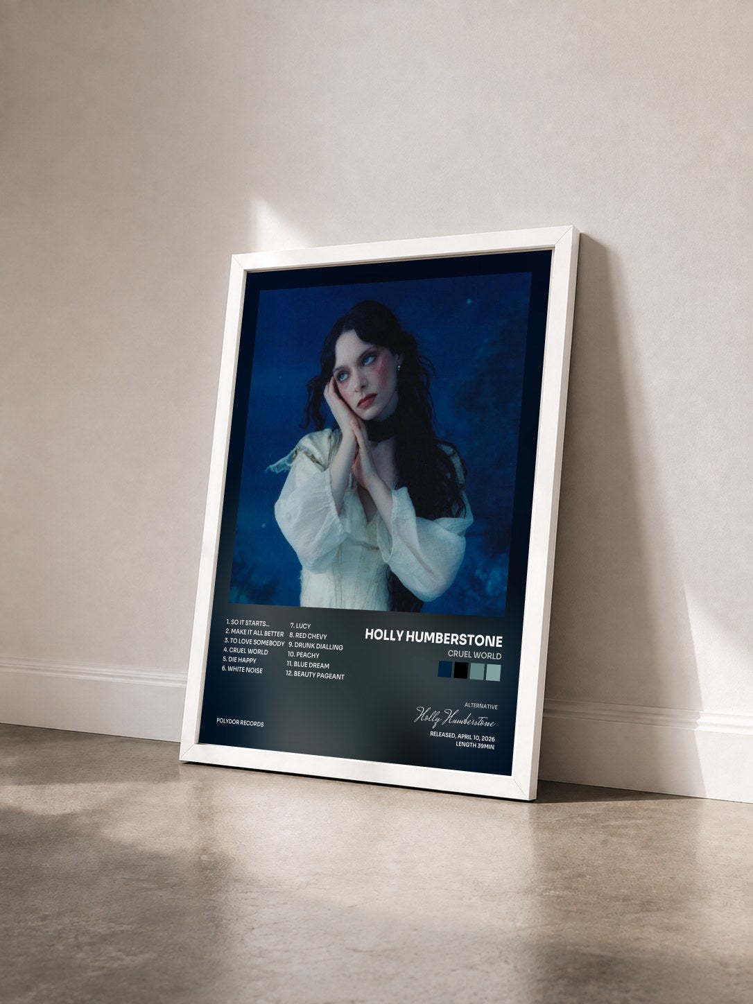 #blanc Tableau de l'album Cruel World de Holly Humberstone vu de trois quarts, cadre blanc