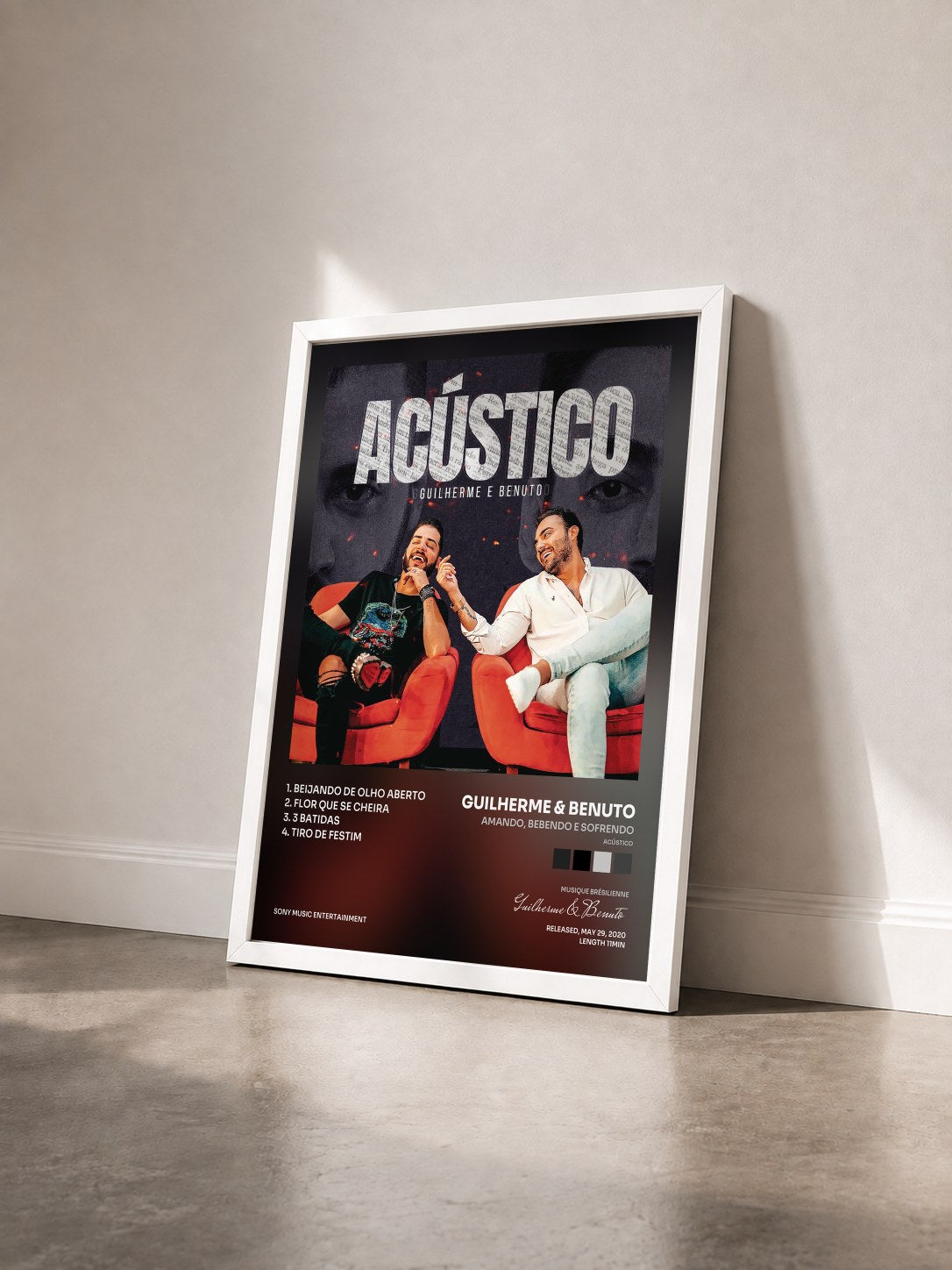 #blanc Tableau de l'album Amando, Bebendo e Sofrendo (Acústico) de Guilherme & Benuto vu de trois quarts, cadre blanc