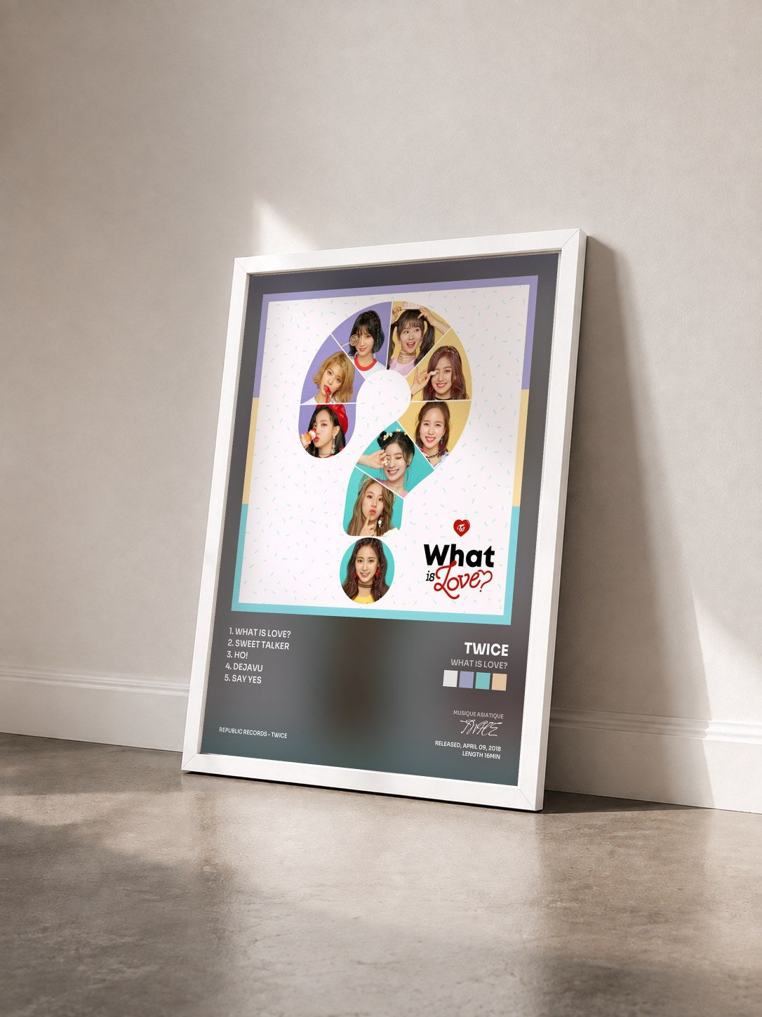 #blanc Tableau de l'album What is Love? de TWICE vu de trois quarts, cadre blanc
