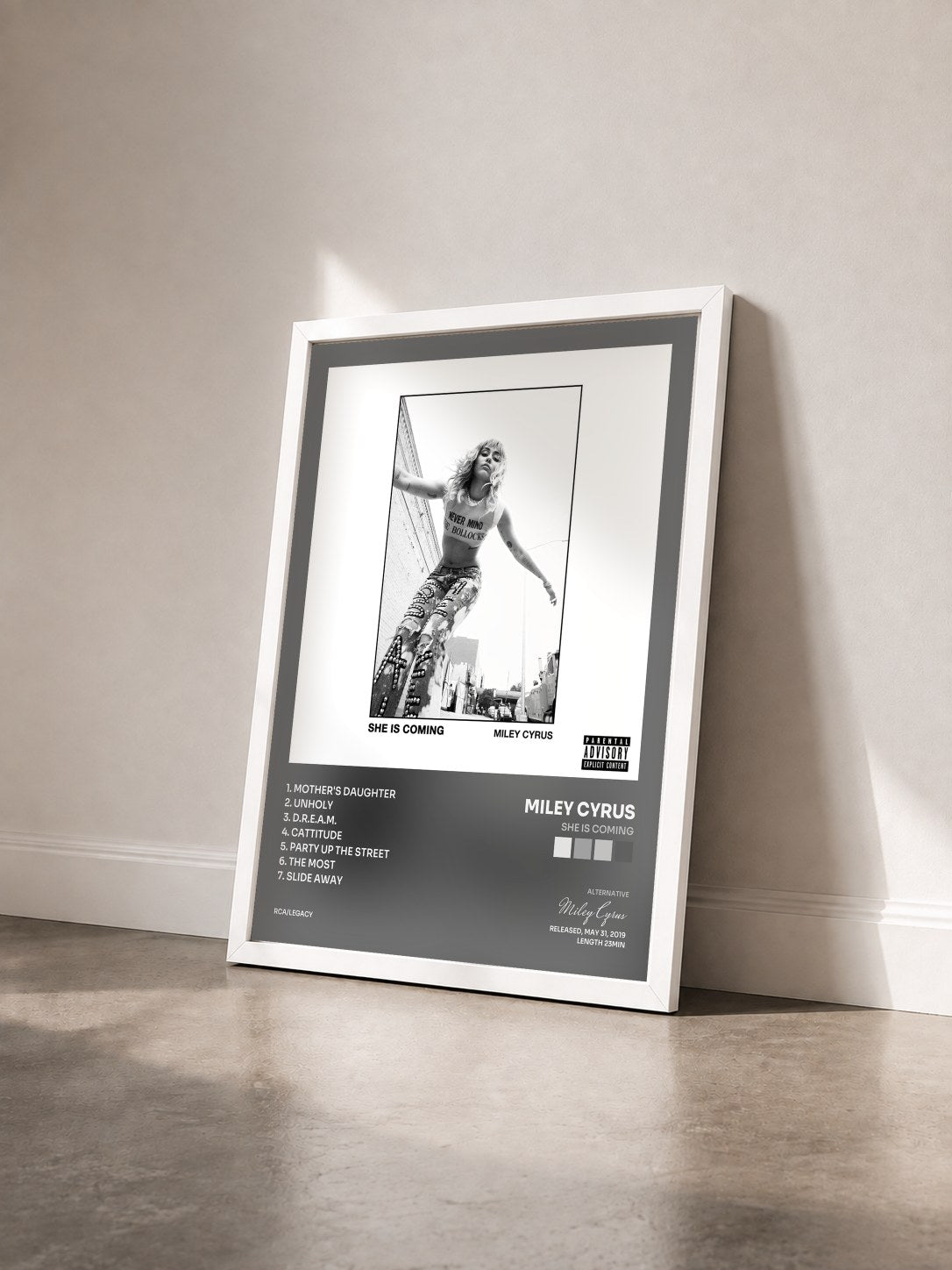 #blanc Tableau de l'album SHE IS COMING de Miley Cyrus vu de trois quarts, cadre blanc