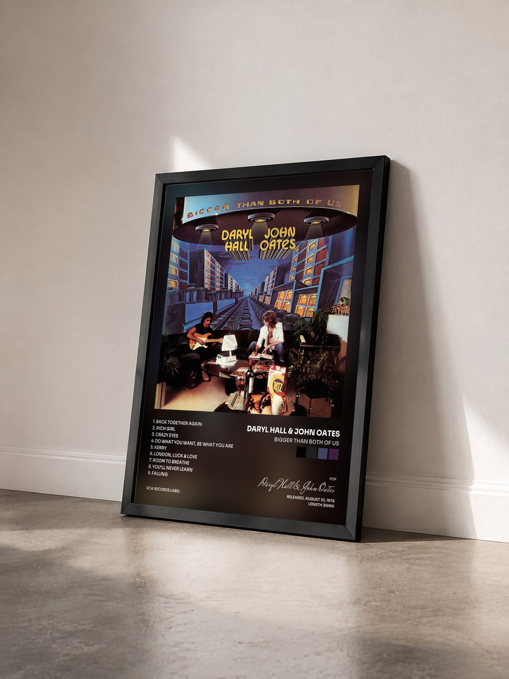 #noir Tableau de l'album Bigger Than Both Of Us de Daryl Hall & John Oates vu de trois quarts, cadre noir