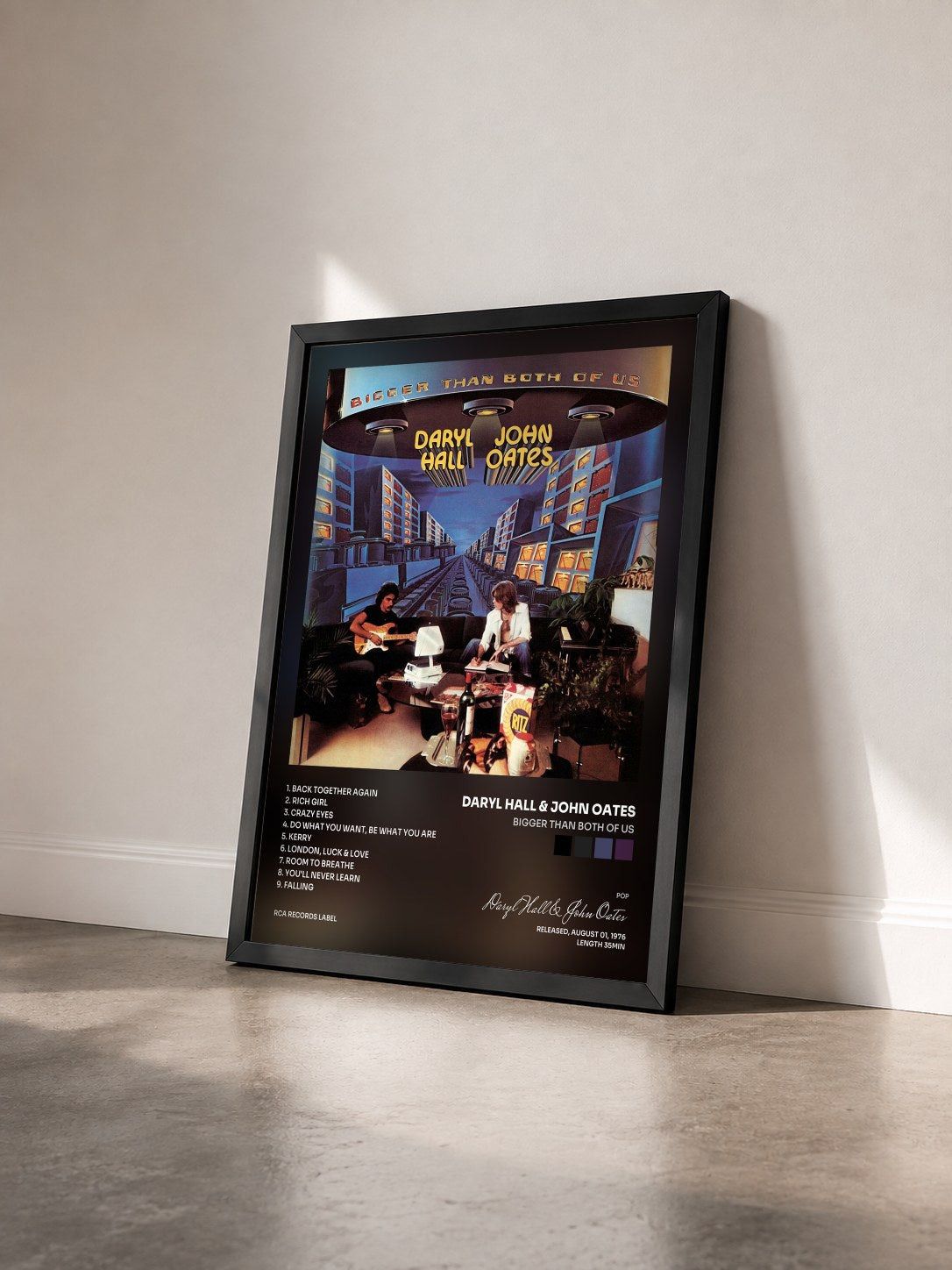 #noir Tableau de l'album Bigger Than Both Of Us de Daryl Hall & John Oates vu de trois quarts, cadre noir