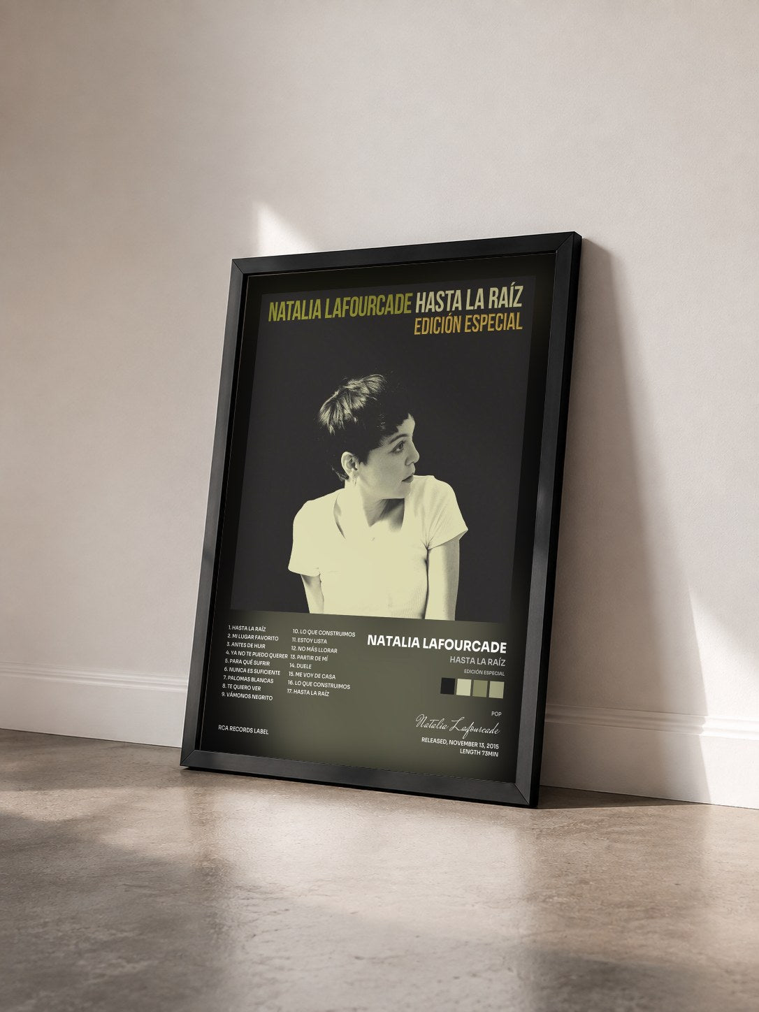 #noir Tableau de l'album Hasta la Raíz (Edición Especial) de Natalia Lafourcade vu de trois quarts, cadre noir