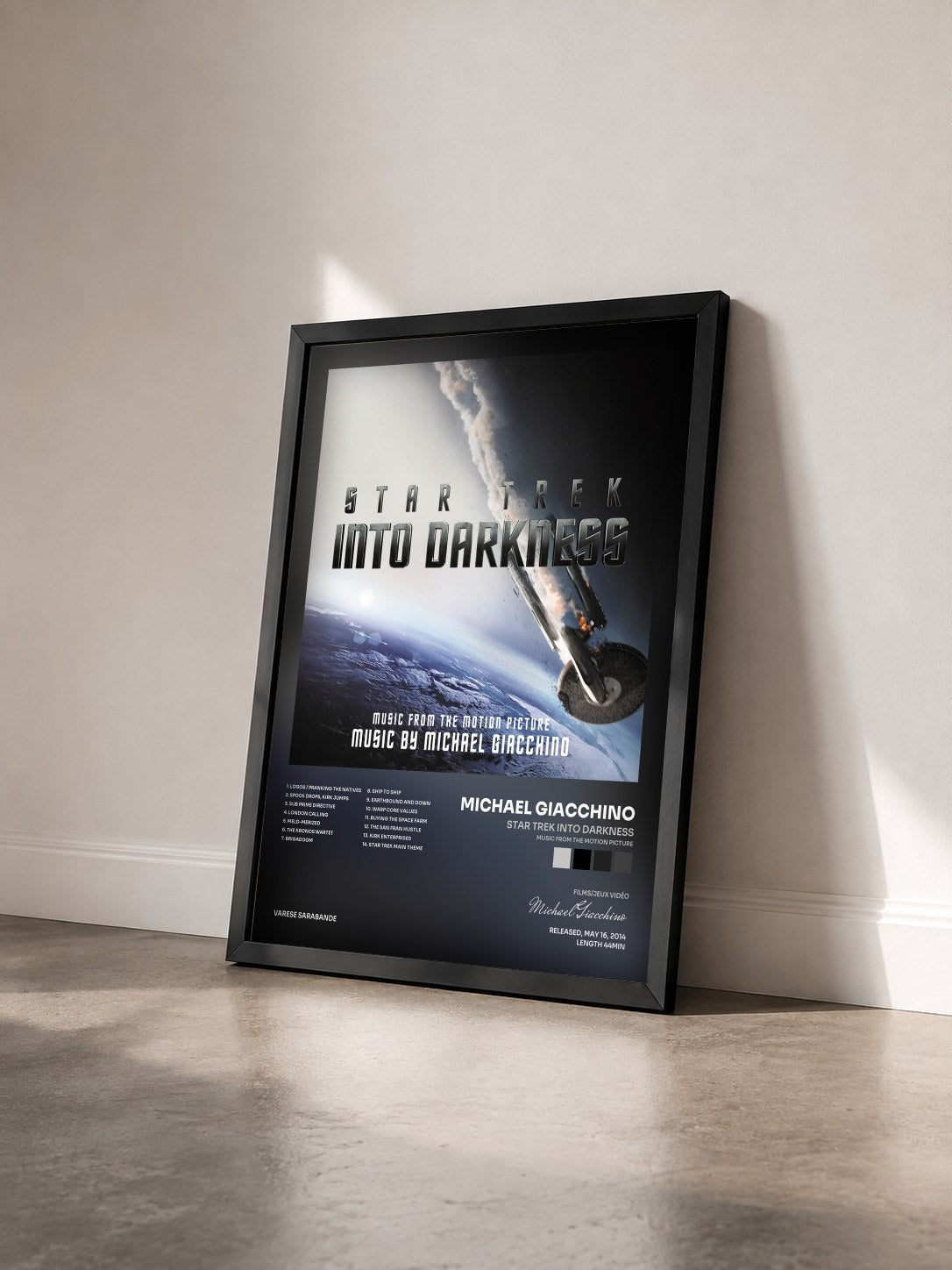 #noir Tableau de l'album Star Trek Into Darkness (Music From The Motion Picture) de Michael Giacchino vu de trois quarts, cadre noir