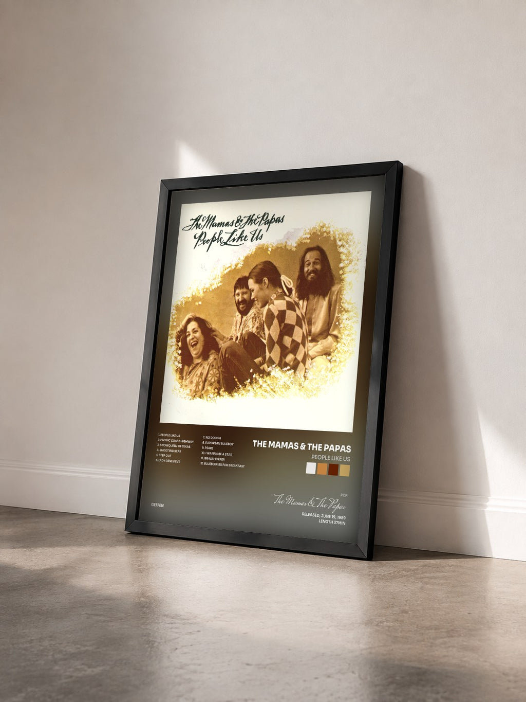 #noir Tableau de l'album People Like Us de The Mamas & The Papas vu de trois quarts, cadre noir