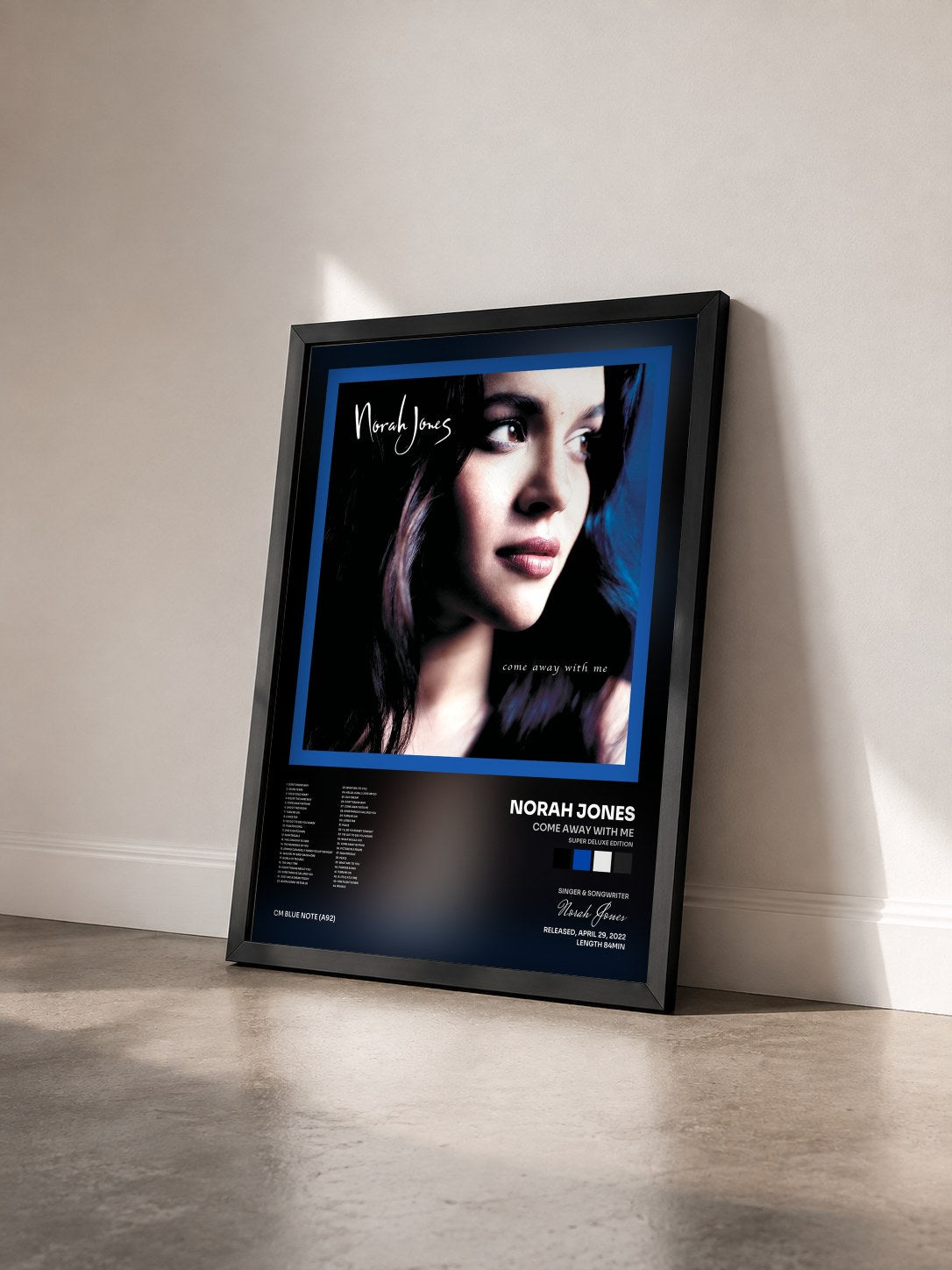 #noir Tableau de l'album Come Away With Me (Super Deluxe Edition) de Norah Jones vu de trois quarts, cadre noir