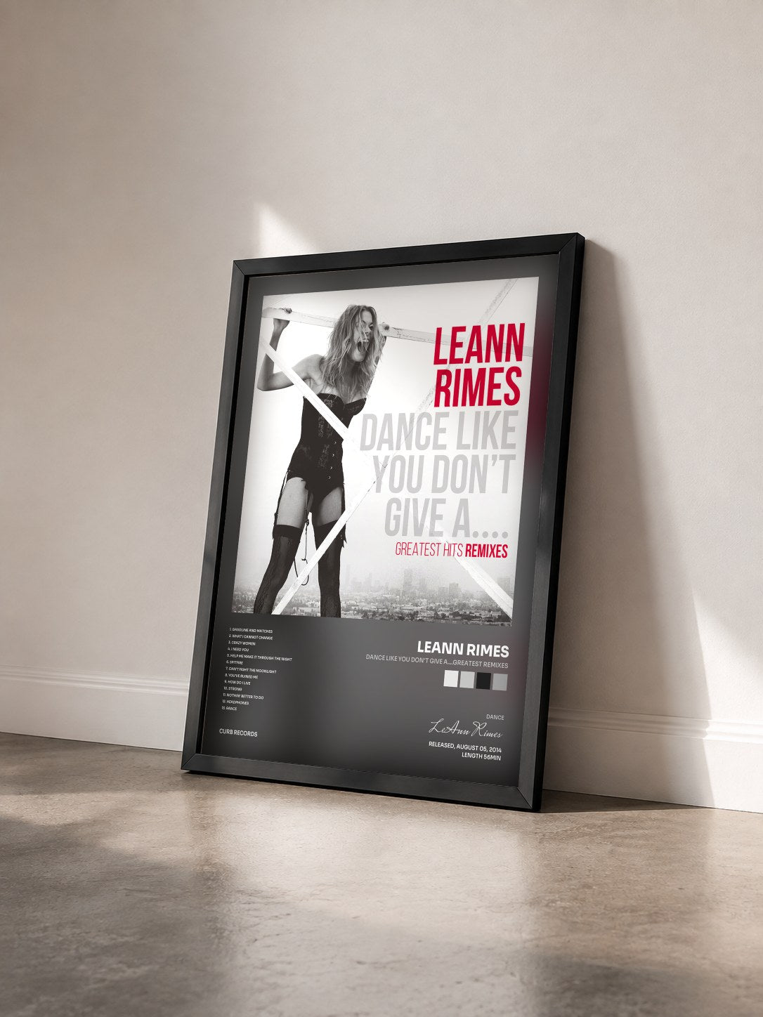 #noir Tableau de l'album Dance Like You Don't Give A....Greatest Remixes de LeAnn Rimes vu de trois quarts, cadre noir