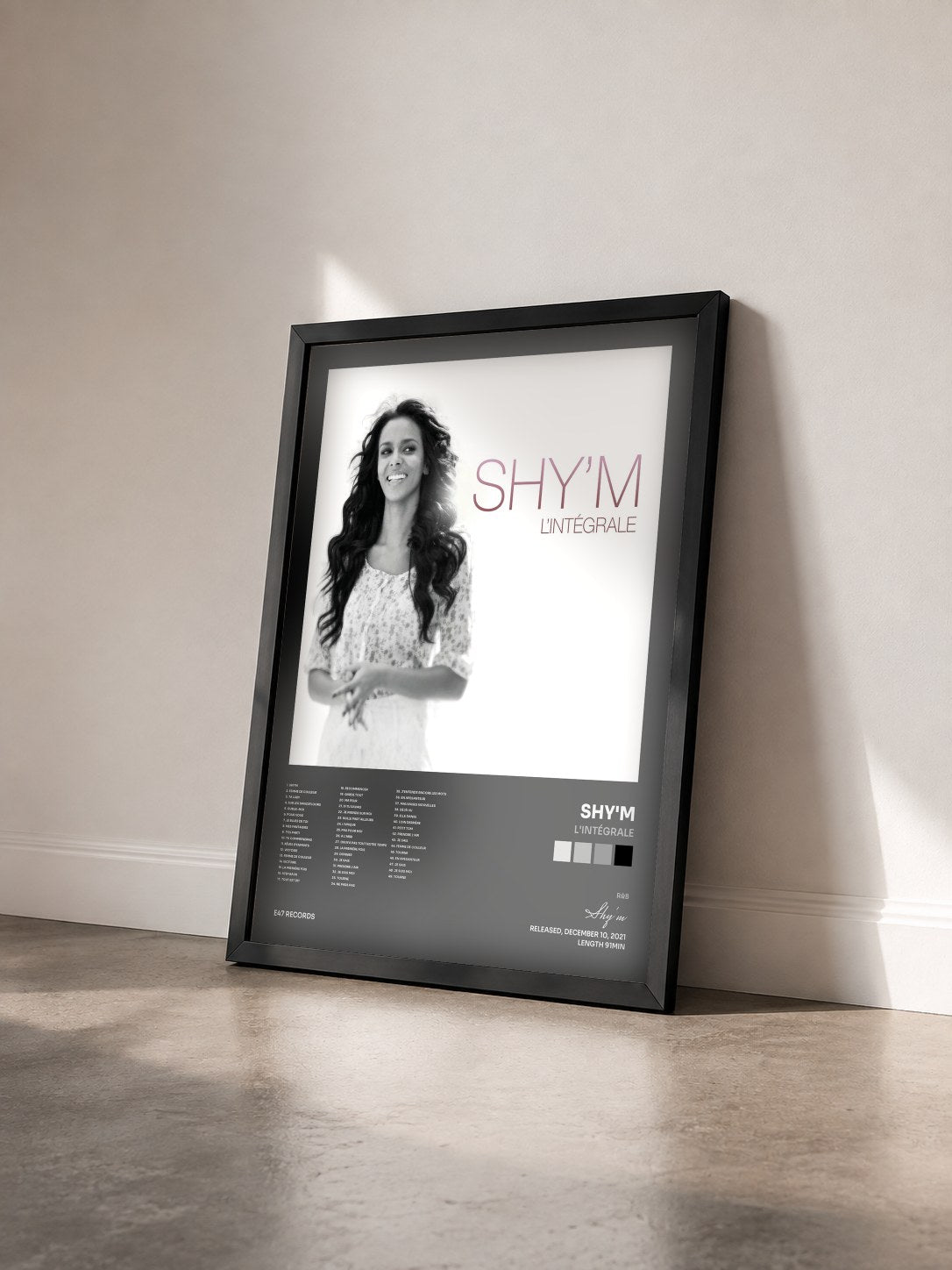 #noir Tableau de l'album L'intégrale de Shy'm vu de trois quarts, cadre noir