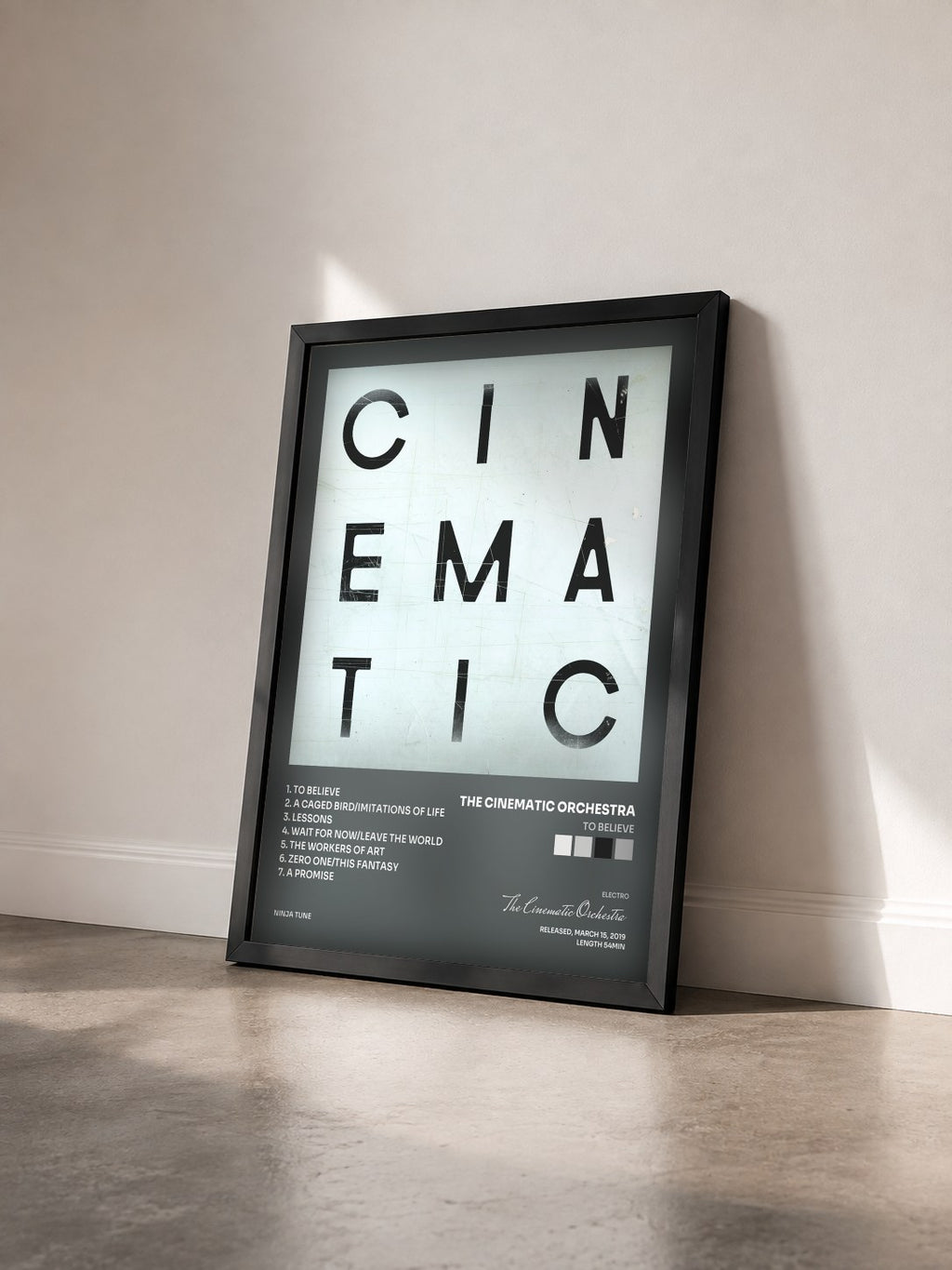 #noir Tableau de l'album To Believe de The Cinematic Orchestra vu de trois quarts, cadre noir