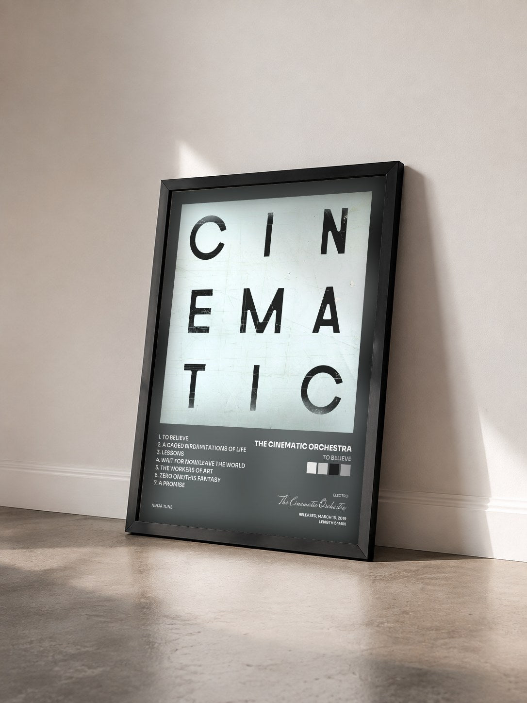 #noir Tableau de l'album To Believe de The Cinematic Orchestra vu de trois quarts, cadre noir
