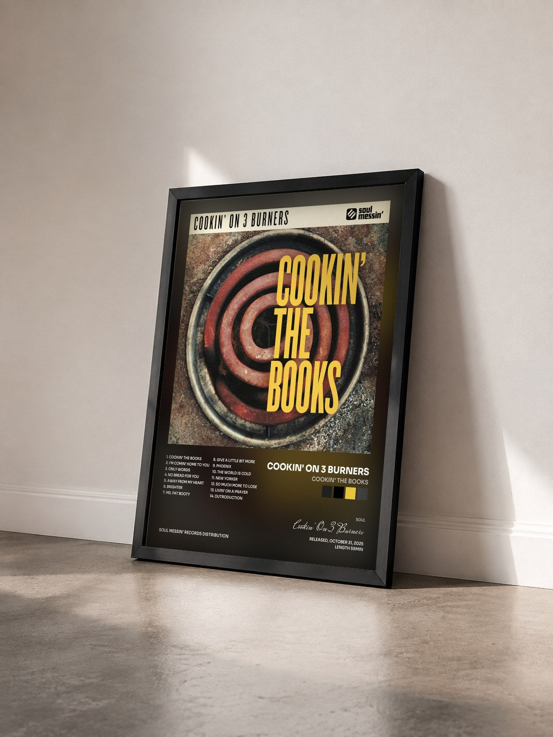 #noir Cookin' The Books von Cookin' On 3 Burners als gerahmter Kunstdruck von schräg gesehen, schwarzer Rahmen