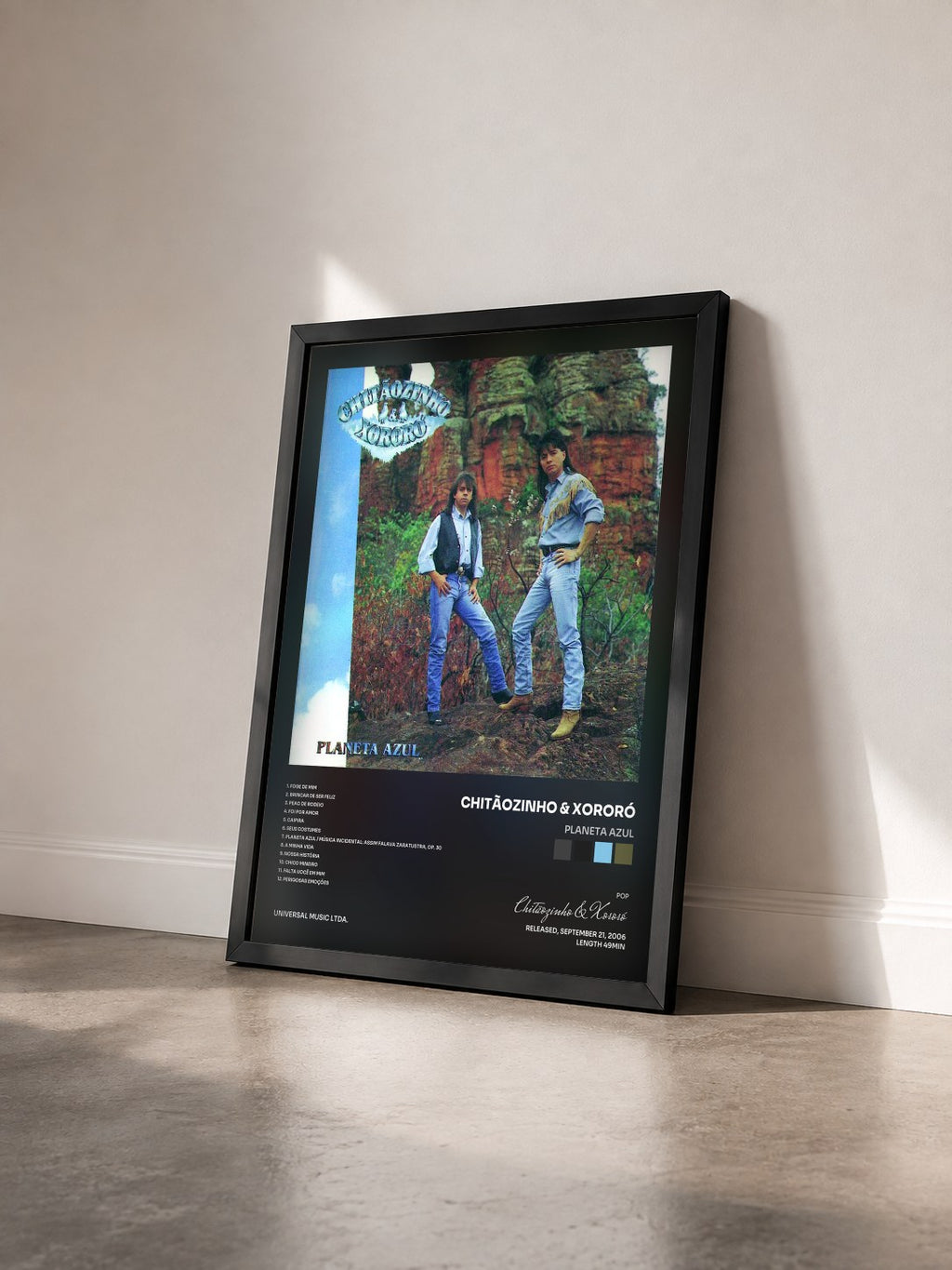 #noir Planeta Azul von Chitãozinho & Xororó als gerahmter Kunstdruck von schräg gesehen, schwarzer Rahmen