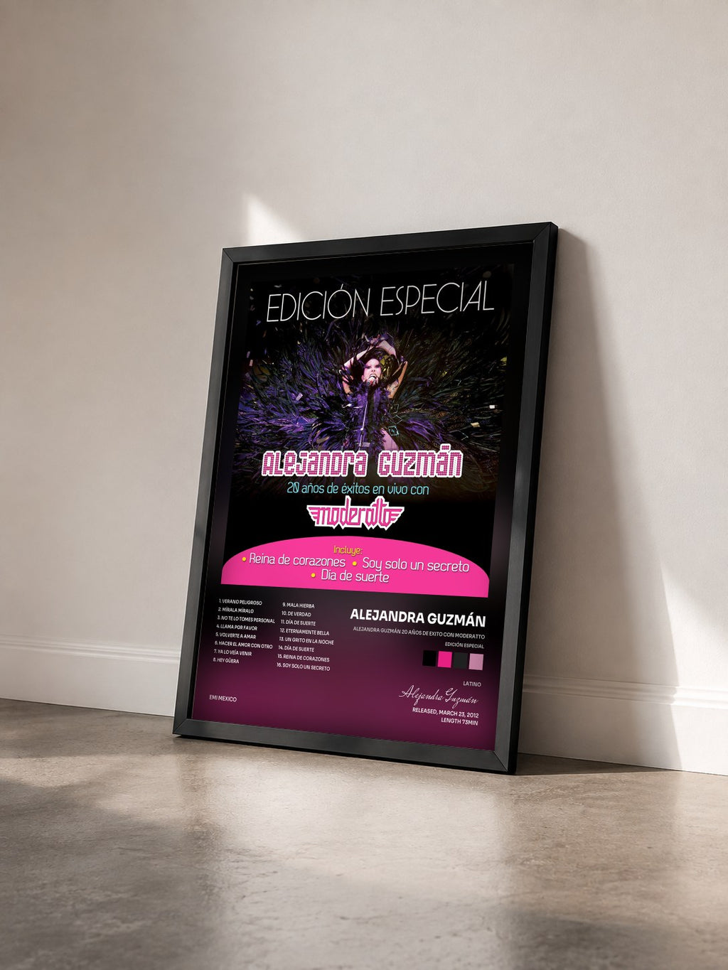 #noir Alejandra Guzmán 20 Años De Exito Con Moderatto (Edición Especial) di Alejandra Guzmán in stampa incorniciata vista di tre quarti, cornice nera