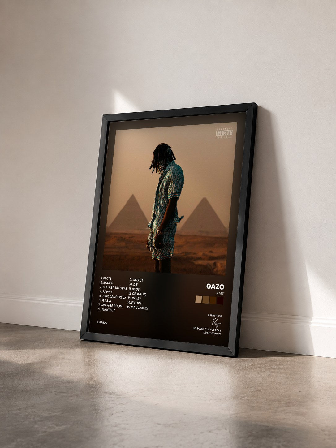 #noir Tableau de l'album KMT de Gazo vu de trois quarts, cadre noir