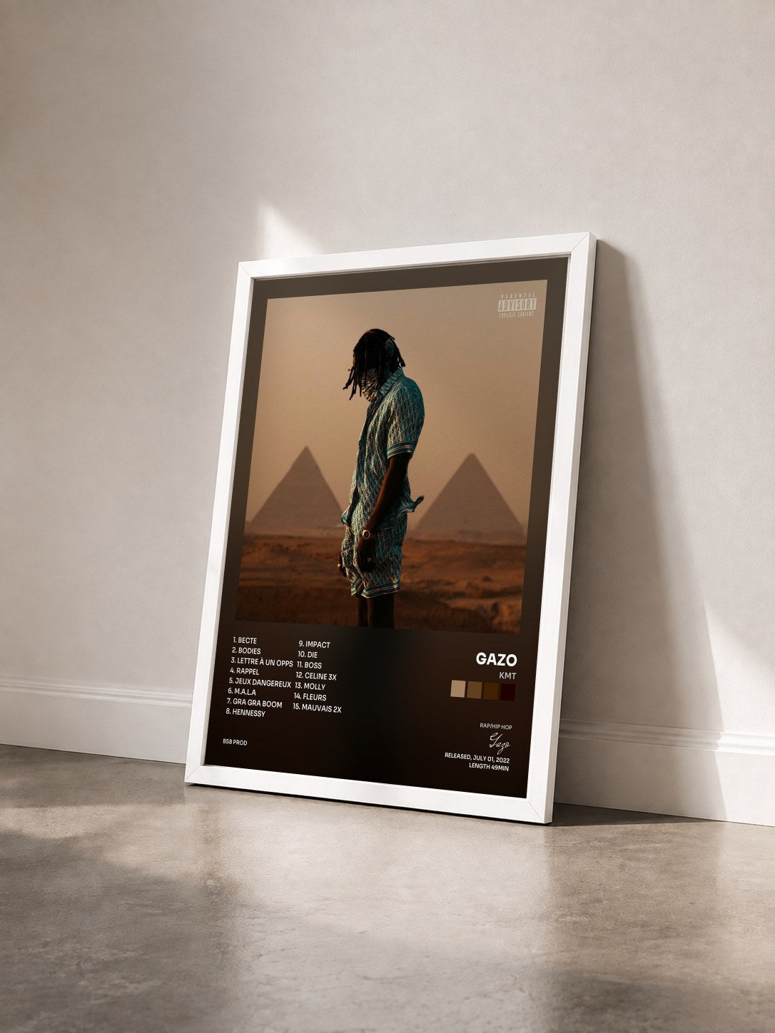#blanc Tableau de l'album KMT de Gazo vu de trois quarts, cadre blanc