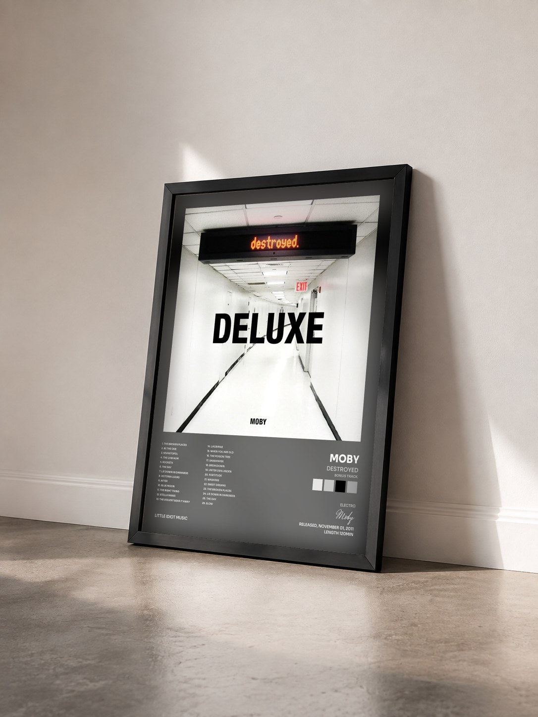 #noir Tableau de l'album Destroyed (Bonus Track) de Moby vu de trois quarts, cadre noir