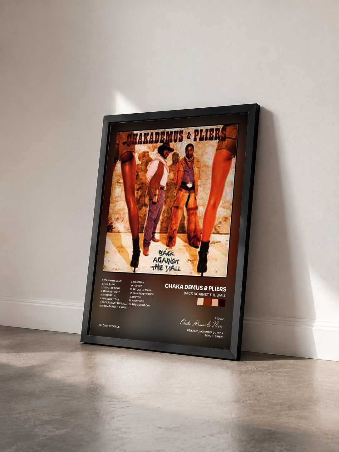 #noir Tableau de l'album Back Against The Wall de Chaka Demus & Pliers vu de trois quarts, cadre noir
