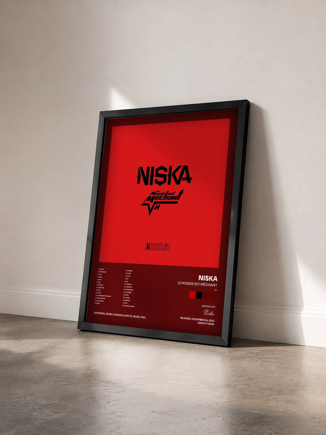 #noir Tableau de l'album Le monde est méchant (V2) de Niska vu de trois quarts, cadre noir