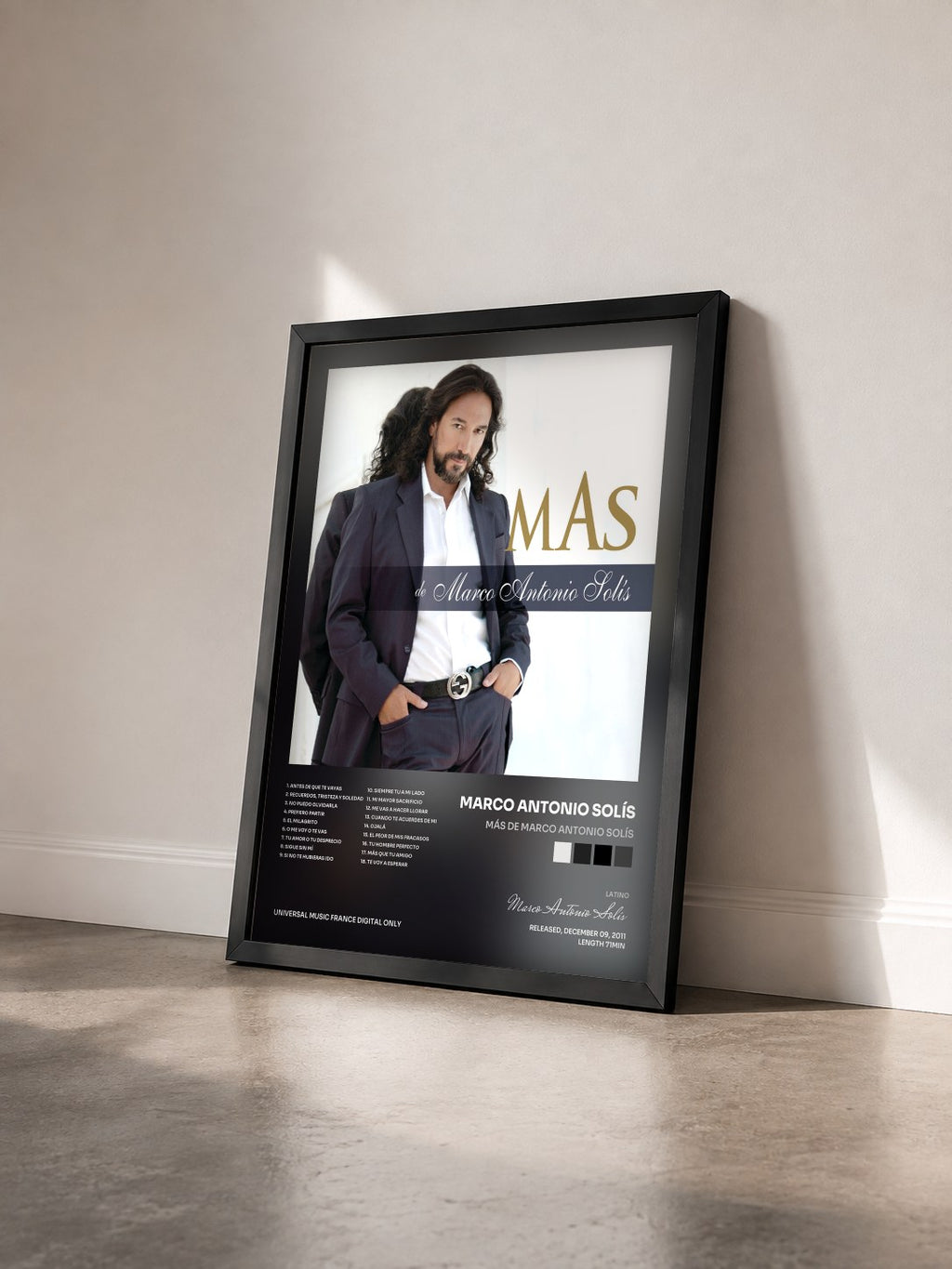 #noir Tableau de l'album Más De Marco Antonio Solís de Marco Antonio Solís vu de trois quarts, cadre noir