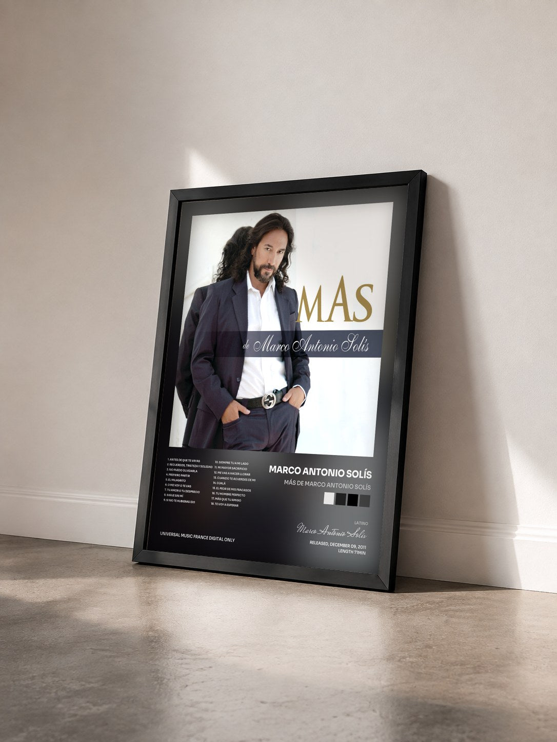#noir Tableau de l'album Más De Marco Antonio Solís de Marco Antonio Solís vu de trois quarts, cadre noir