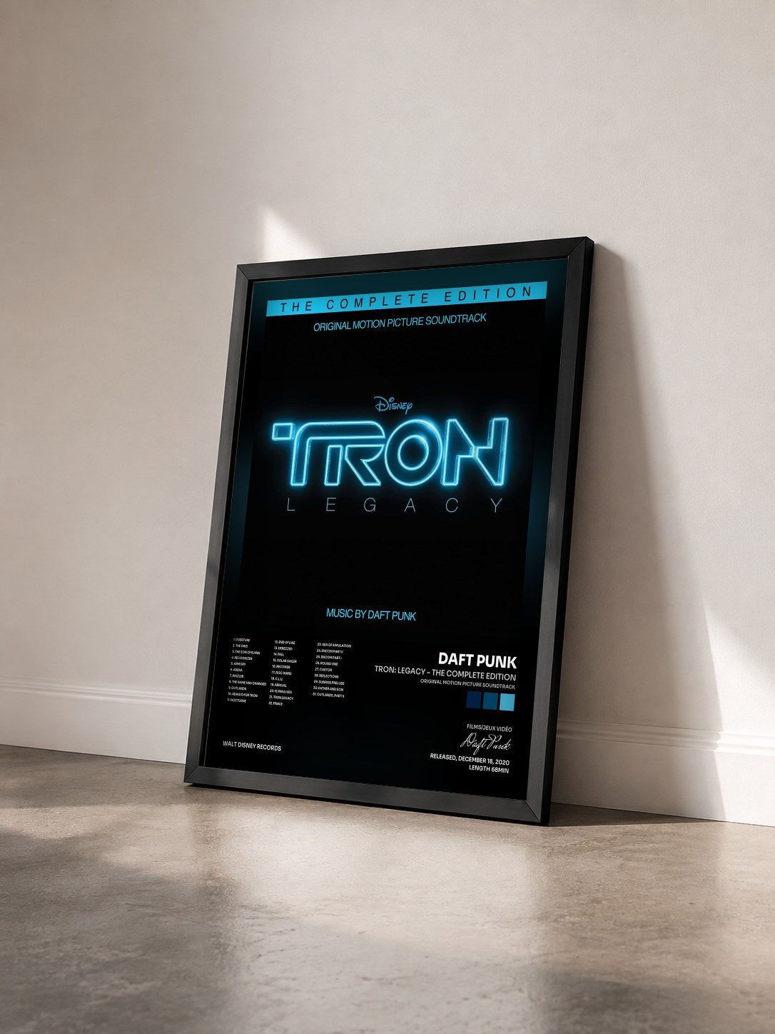 #noir Tableau de l'album TRON: Legacy - The Complete Edition (Original Motion Picture Soundtrack) de Daft Punk vu de trois quarts, cadre noir