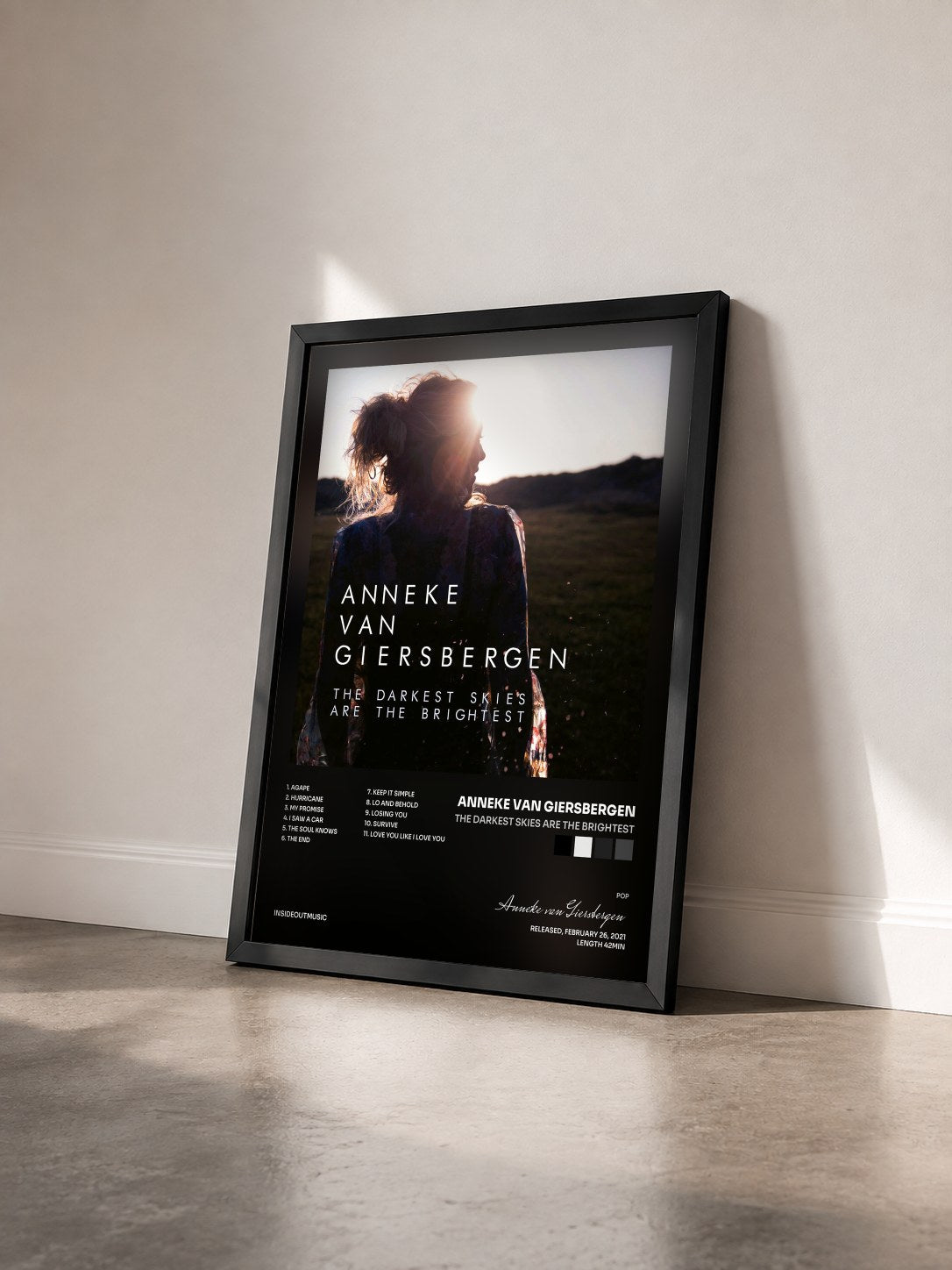 #noir Tableau de l'album The Darkest Skies Are The Brightest de Anneke van Giersbergen vu de trois quarts, cadre noir