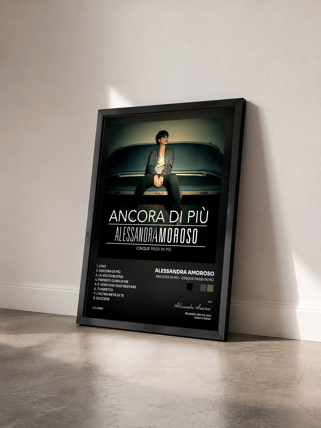 #noir Tableau de l'album Ancora di Più - Cinque Passi in Più de Alessandra Amoroso vu de trois quarts, cadre noir