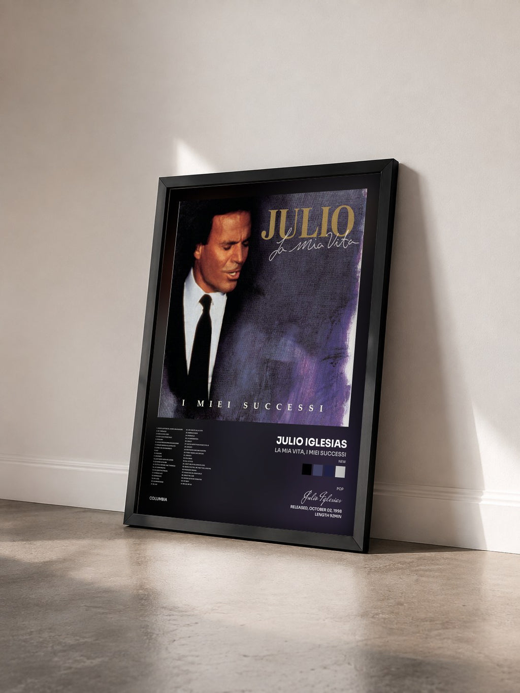 #noir La Mia Vita, I Miei Successi (New) von Julio Iglesias als gerahmter Kunstdruck von schräg gesehen, schwarzer Rahmen