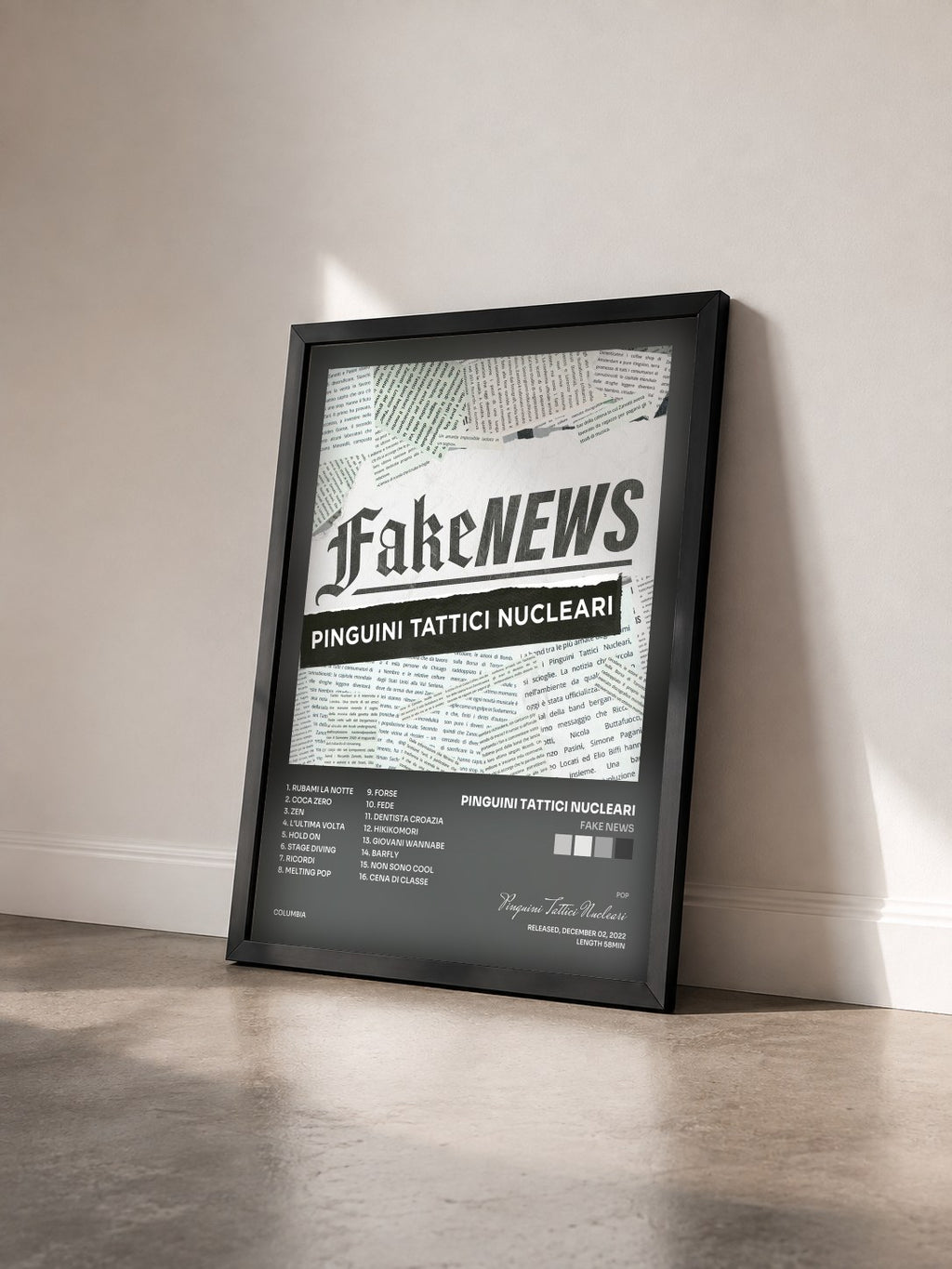 #noir Tableau de l'album Fake News de Pinguini Tattici Nucleari vu de trois quarts, cadre noir