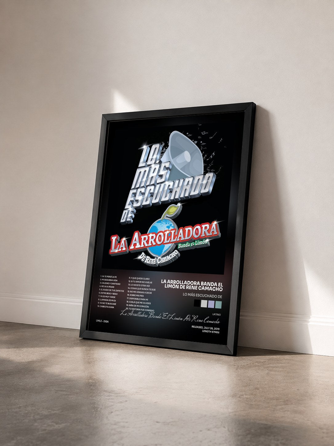 #noir Tableau de l'album Lo Más Escuchado De de La Arrolladora Banda El Limón De Rene Camacho vu de trois quarts, cadre noir