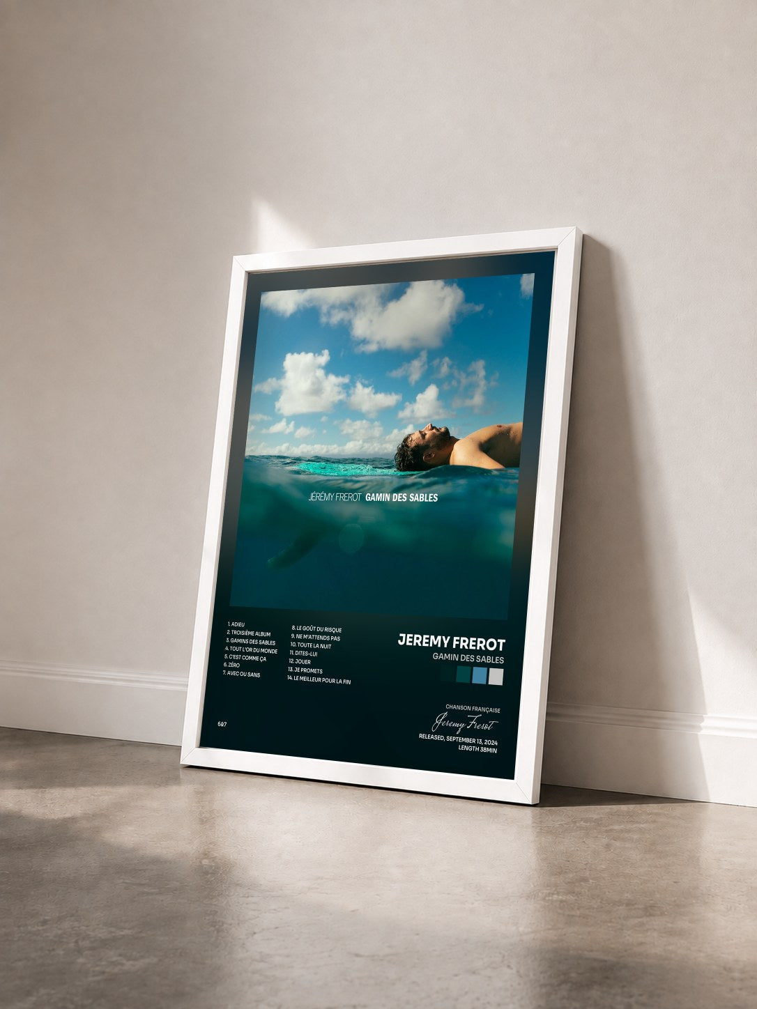 #blanc Gamin des sables di Jeremy Frerot in stampa incorniciata vista di tre quarti, cornice bianca