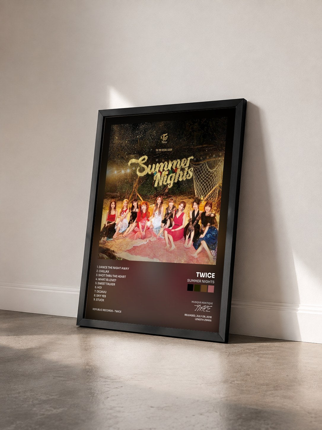 #noir Tableau de l'album Summer Nights de TWICE vu de trois quarts, cadre noir