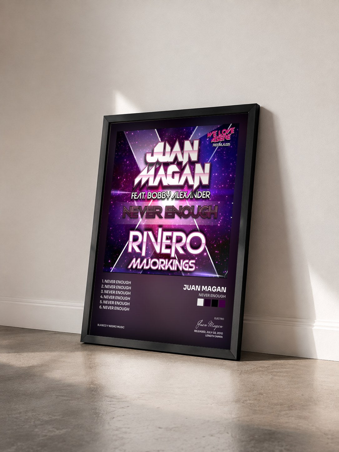 #noir Tableau de l'album Never Enough de Juan Magan vu de trois quarts, cadre noir
