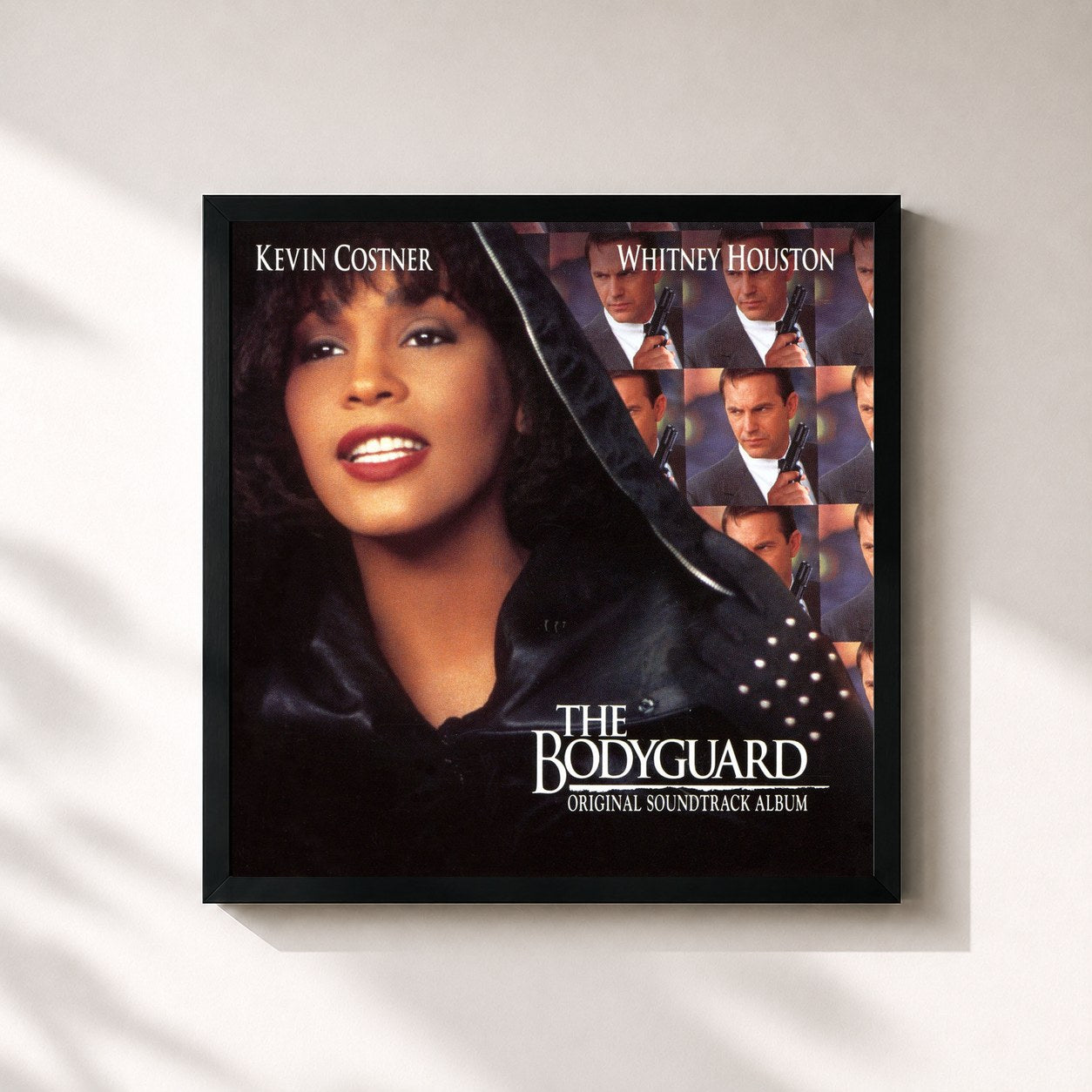 #noir The Bodyguard - Original Soundtrack Album de Whitney Houston en lámina cuadrada enmarcada, marco negro de 32x32 cm