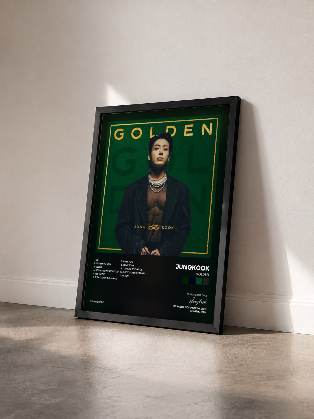 #noir Tableau de l'album GOLDEN de Jungkook vu de trois quarts, cadre noir