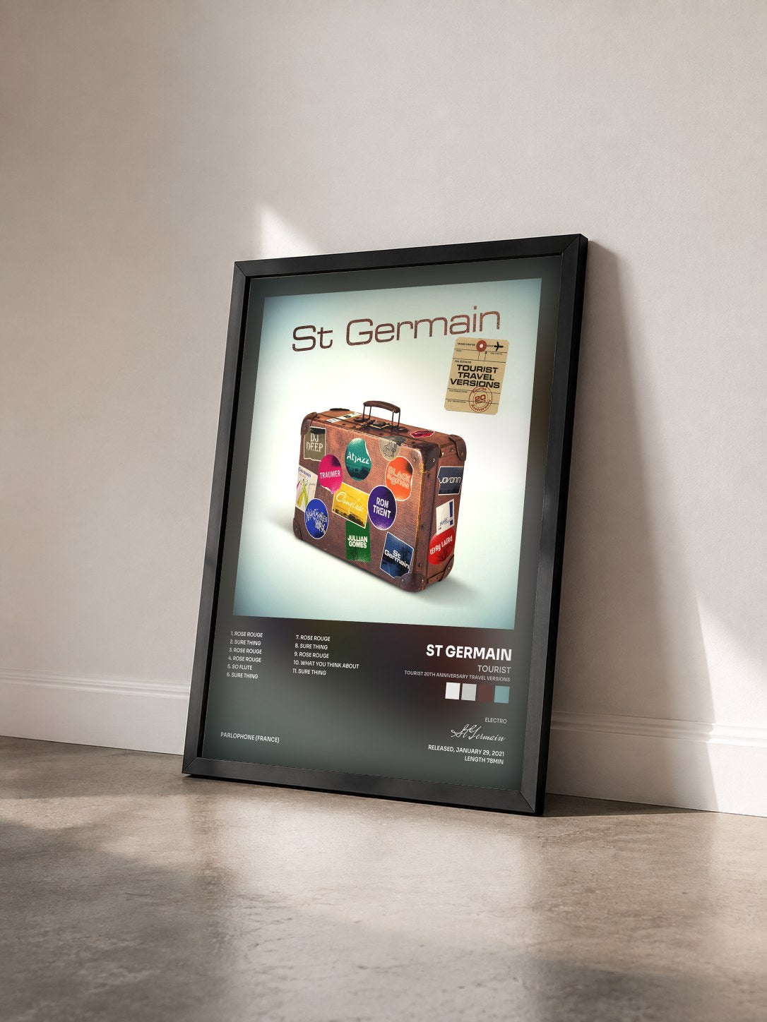 #noir Tableau de l'album Tourist (Tourist 20th Anniversary Travel Versions) de St Germain vu de trois quarts, cadre noir