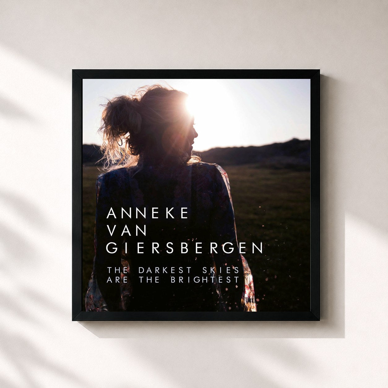 #noir Tableau carré de l'album The Darkest Skies Are The Brightest de Anneke van Giersbergen, cadre noir 32x32 cm