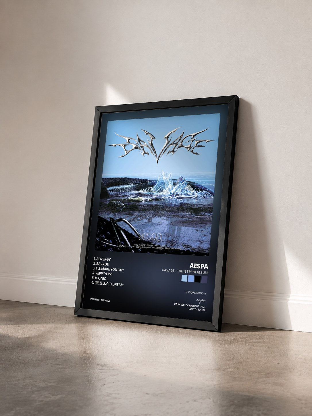 #noir Tableau de l'album Savage - The 1st Mini Album de aespa vu de trois quarts, cadre noir
