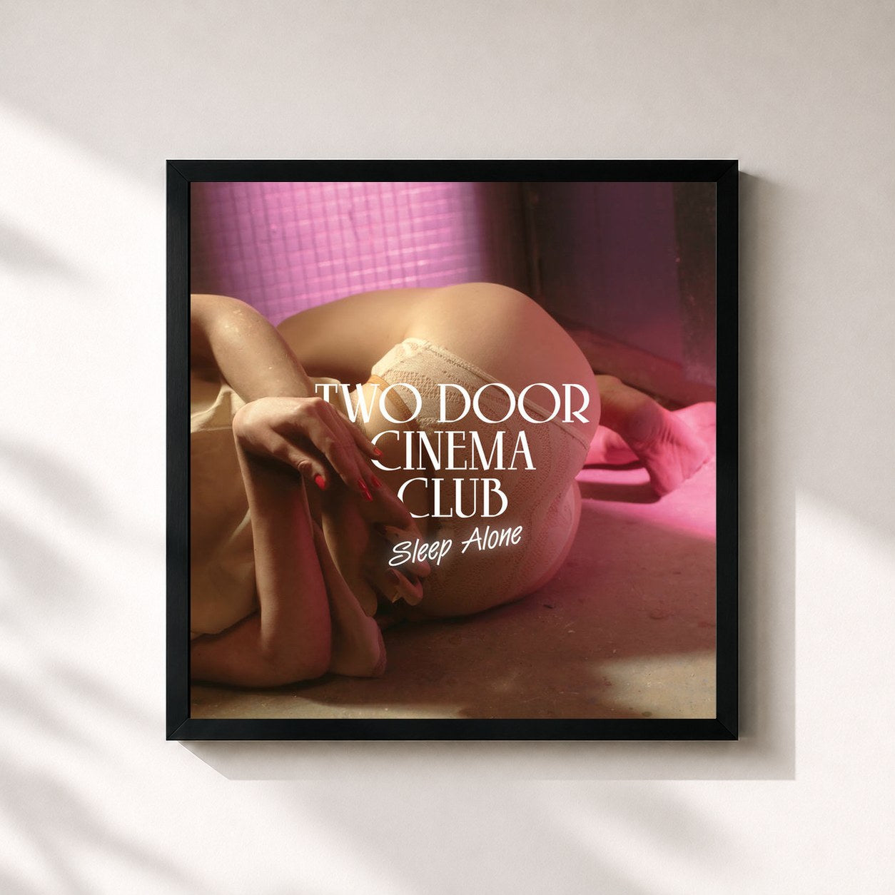 #noir Tableau carré de l'album Sleep Alone de Two Door Cinema Club, cadre noir 32x32 cm