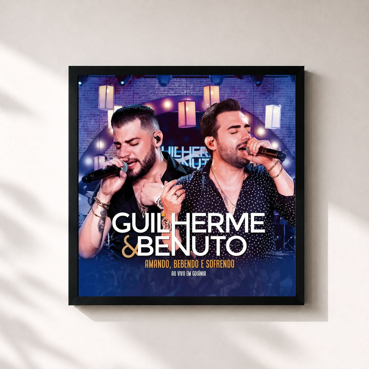 #noir Tableau carré de l'album Amando, Bebendo e Sofrendo de Guilherme & Benuto, cadre noir 32x32 cm